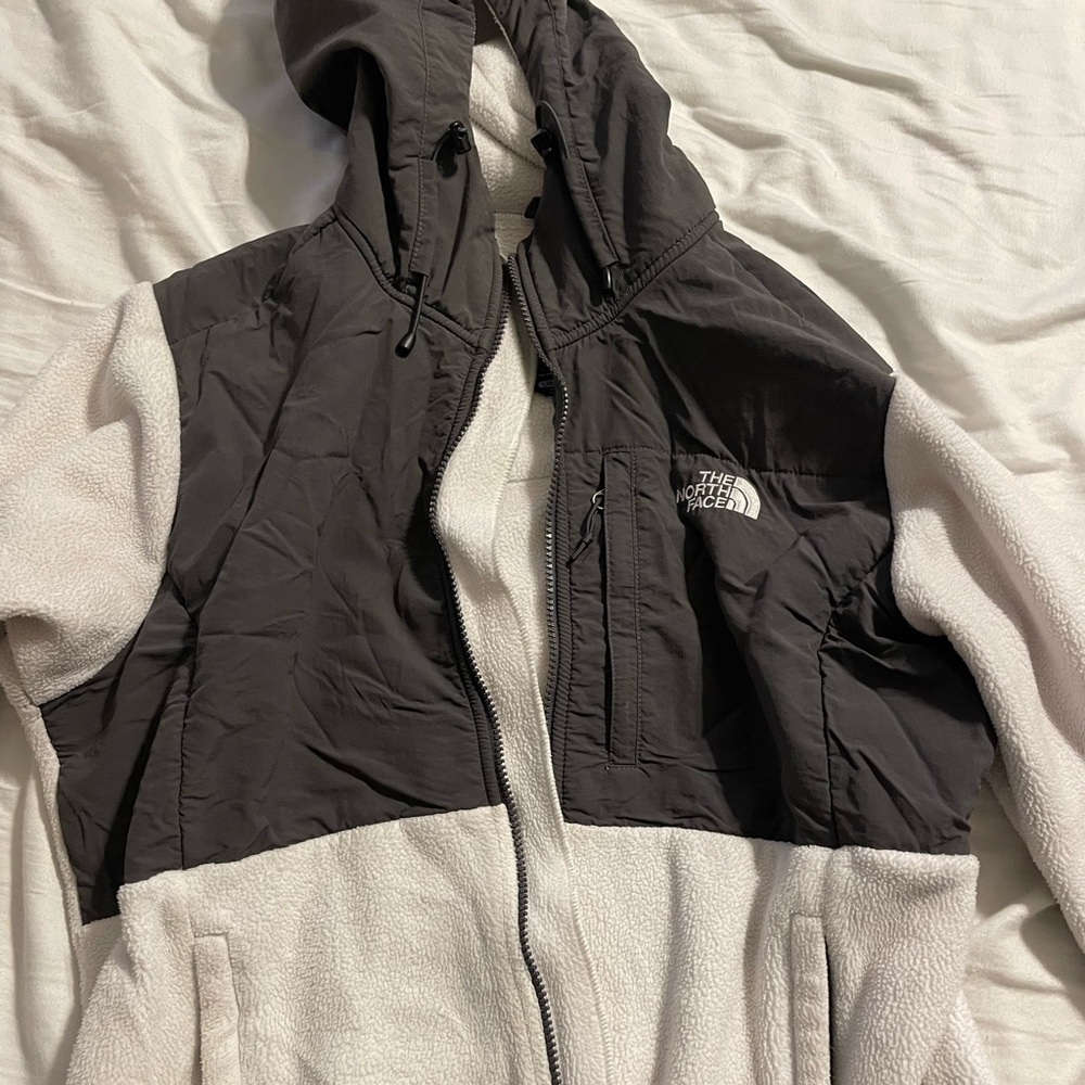 Women’s Large North Face Fleece. White/Gray